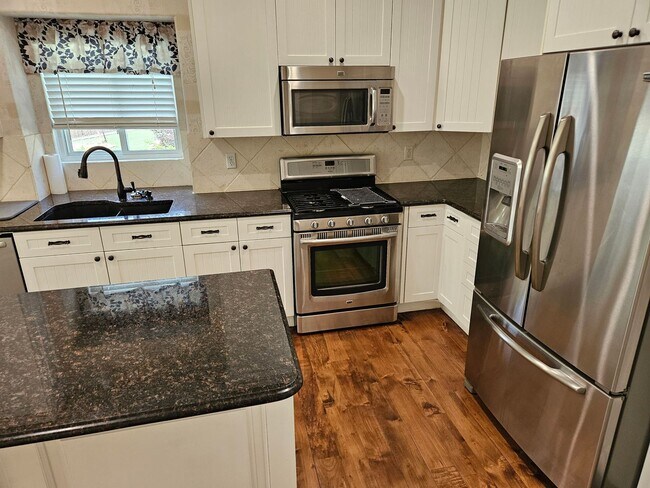 Building Photo - Castle Pines Fabulous 5 Bedroom Oasis Avai...