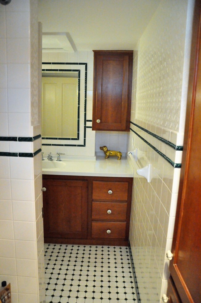 Private full bath - 27 Howard St