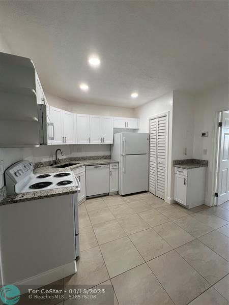 Building Photo - 2550 NE 51st St