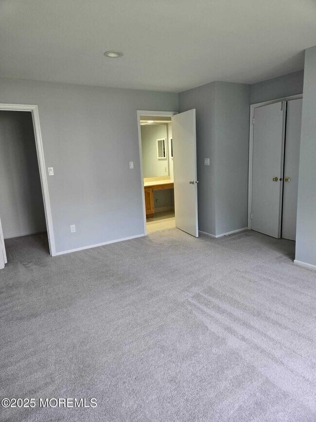 Building Photo - 127 Wellington Ct