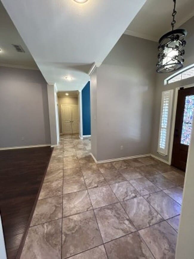 Building Photo - 617 Huntwick Ln