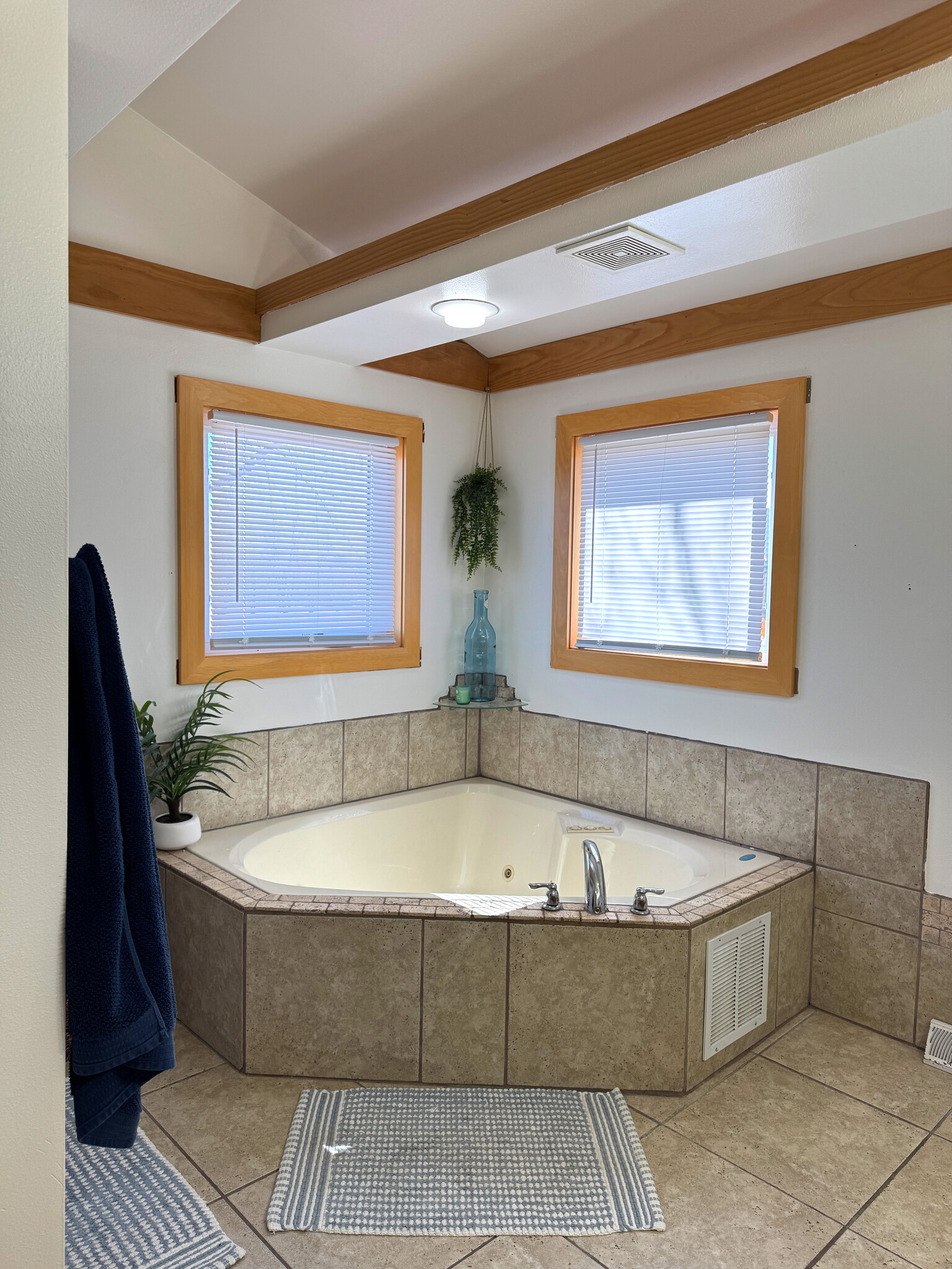 Master Bath Jacuzzi - 5511 Easy St