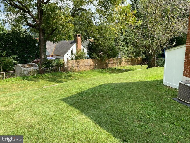 Building Photo - 7132 Parkview Ave