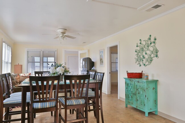Building Photo - Charming Beach-Front 4bd Home