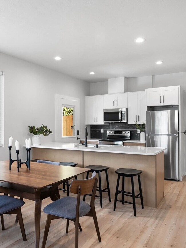 Building Photo - $2,500 - 3 Bed / 2 Bath Brand New Construc...