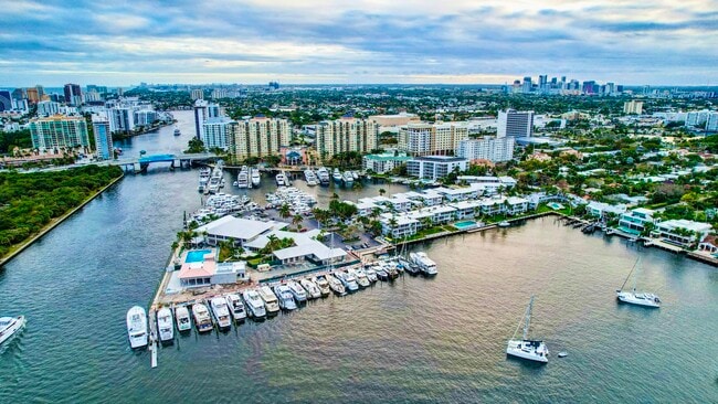 Building Photo - 2727 Yacht Club Blvd