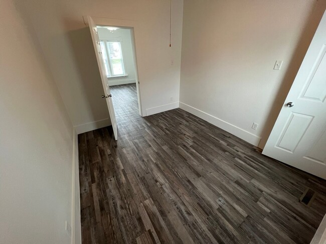 Building Photo - 2 bedroom house with fenced in back yard i...