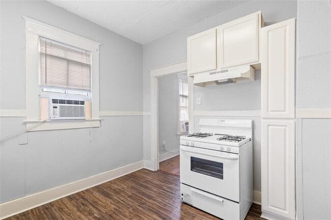 Building Photo - 714 44th St