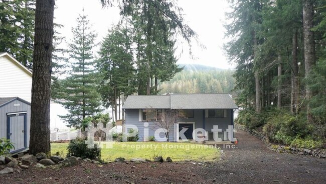 Building Photo - 3 Bedroom Lake Front Home on Lake Tahuyeh