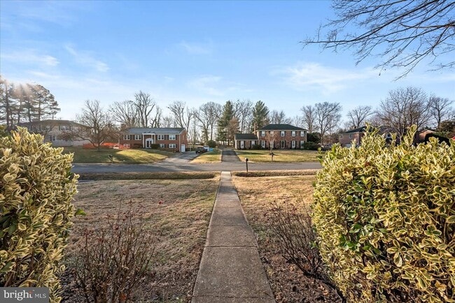 Building Photo - 641 W Country Club Dr