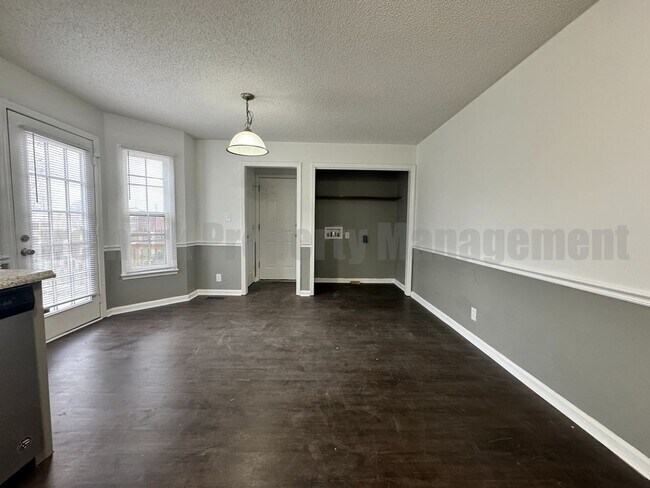 Building Photo - Newly Renovated 4 Bedroom 2 Bathroom