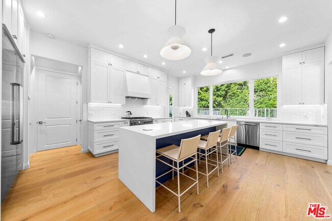 Building Photo - 530 S Bentley Ave