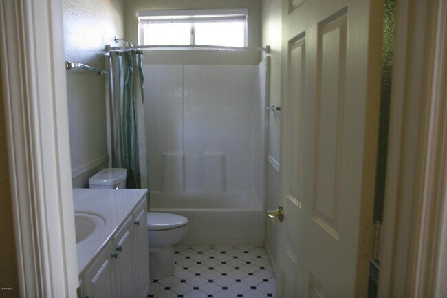 Building Photo - 1393 W Hopi Dr