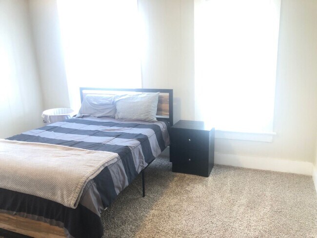 Building Photo - Very well decorated and furnished 4 BR house near IWU. Ideal for students with 2 kitchens