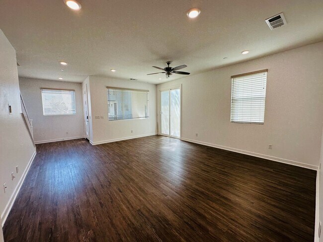 Building Photo - 1835 Vesta Dr