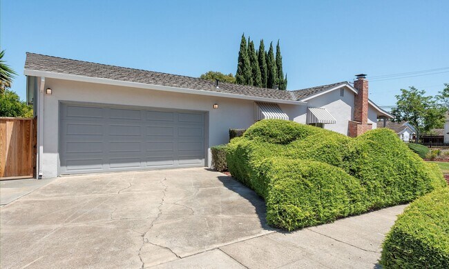 Building Photo - Spacious 3 BD / 2 BA Home with Beautifully...