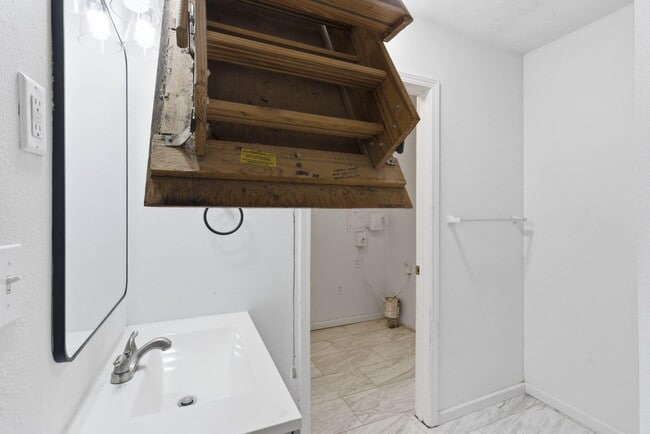 Building Photo - 1420 S Pickwick Ave