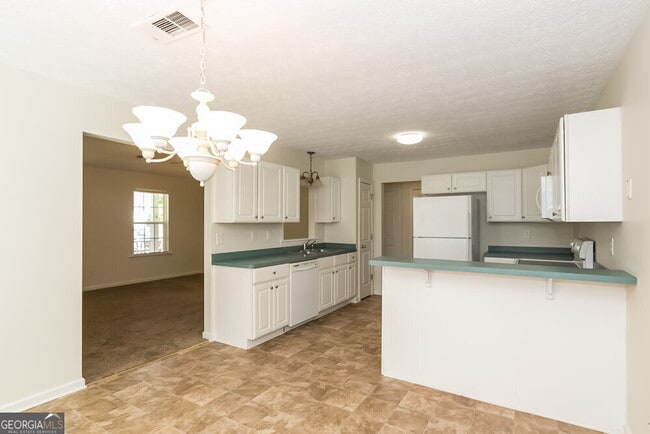 Building Photo - 43 Roxbury Ln