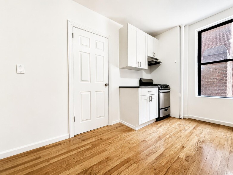 Building Photo - 401 E 68th St