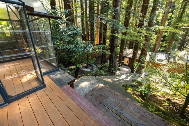 Building Photo - 522 Cascade Dr