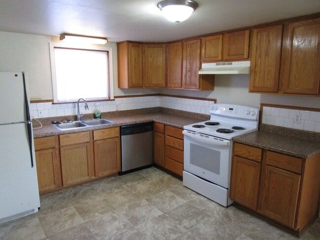 Building Photo - *PRICE REDUCED* 2 Bedroom Home with Large ...