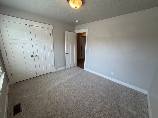 Building Photo - Spacious 6-Bedroom Home for Rent in Lehi