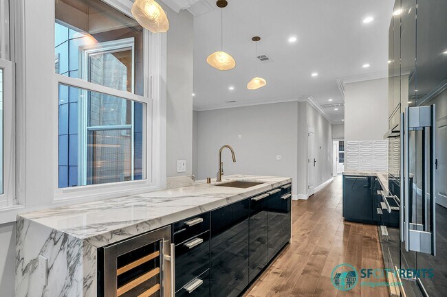 Building Photo - Russian Hill: Remodeled Top Floor Flat w/ In-Unit W/D, A/C, Private Roof Deck & Garage Parking w/...