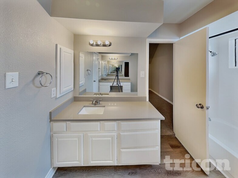 Building Photo - 2124 Glenn Ln