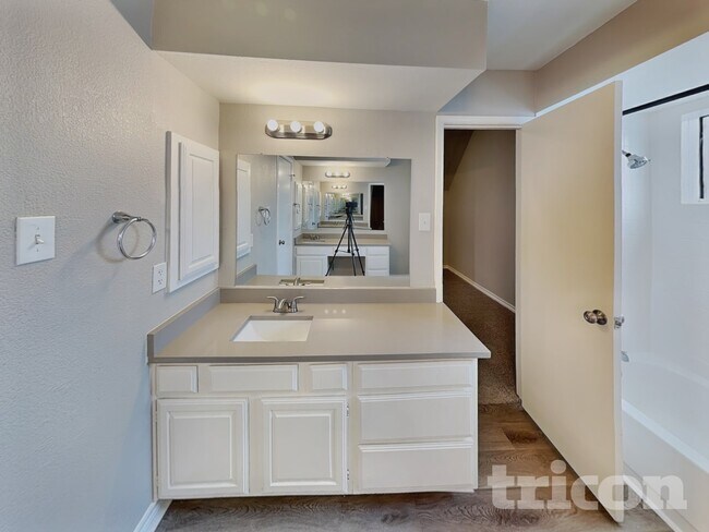 Building Photo - 2124 Glenn Ln