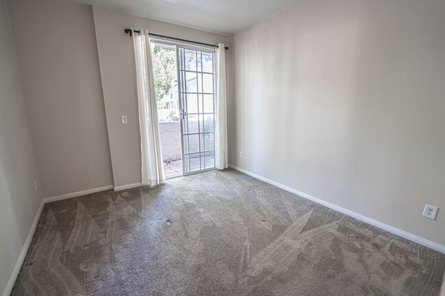 Building Photo - 2 Bedroom Condo in Valencia!