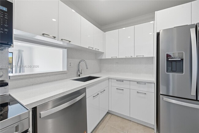 Building Photo - 10431 N Kendall Dr