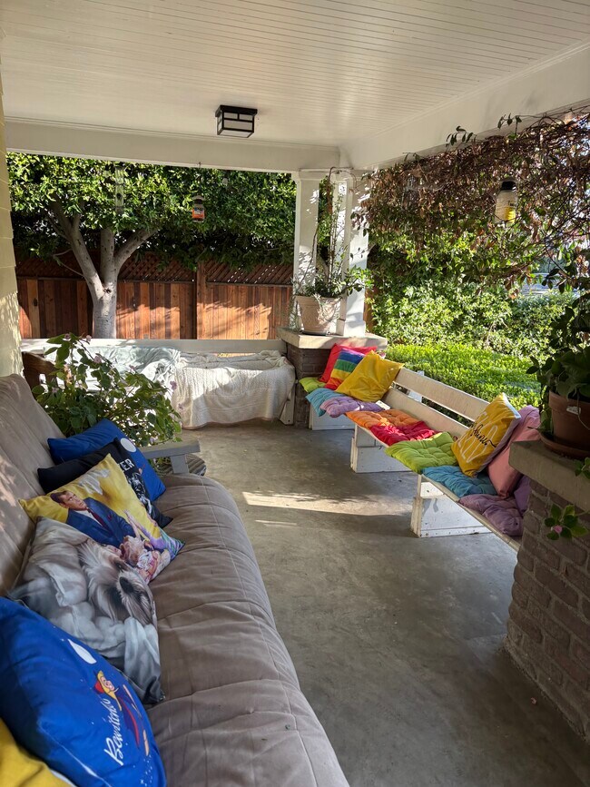 Building Photo - 839 N Orange Dr