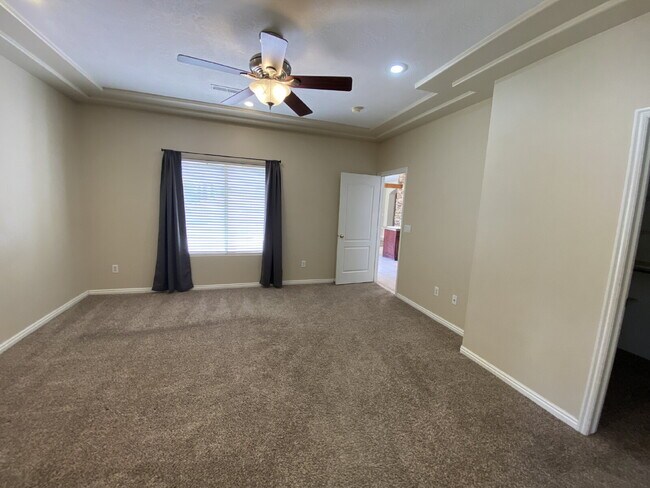 Building Photo - Welcome Home! Lovely 3 bed 2 bath home.