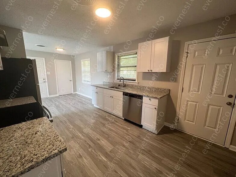 Building Photo - 7012 Yarberry Ln