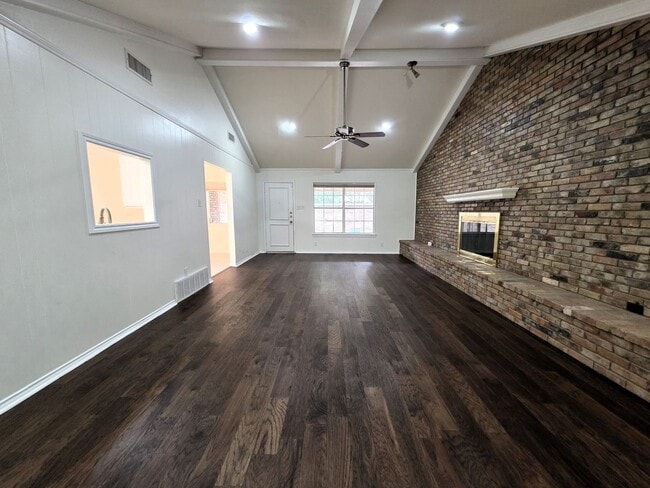 Building Photo - Large Duplex Unit just down the Street fro...
