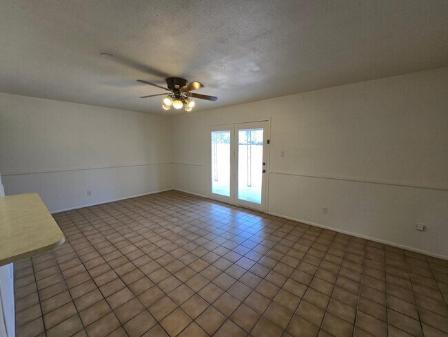 Building Photo - 2527 S Rita Ln