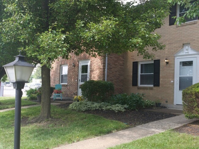 Building Photo - 1623 Williamsburg Ln E