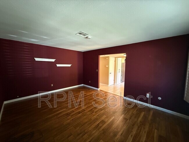 Building Photo - 1017 Silver Lake Dr