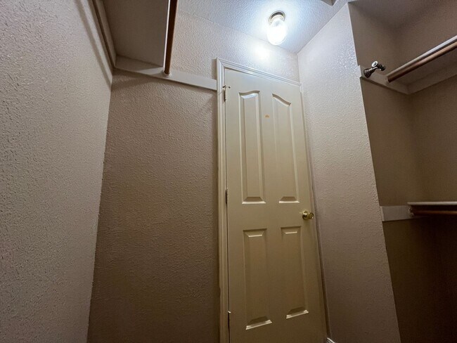 Building Photo - Mary Lake home! Must see!