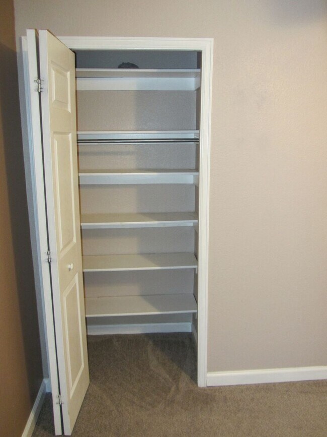 Building Photo - Lovely 2 Bedroom, 1 Bathroom Condo in Cast...