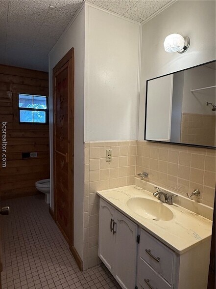 Building Photo - 9581 Valley View Dr