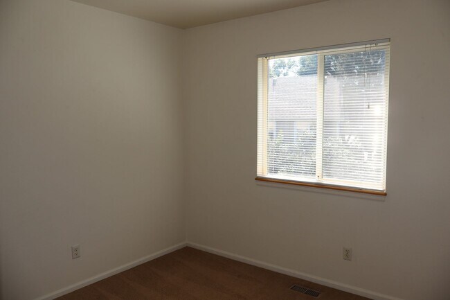Building Photo - 419 Sundance Cir N