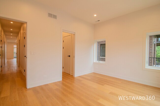 Building Photo - 2042 W Washington Blvd
