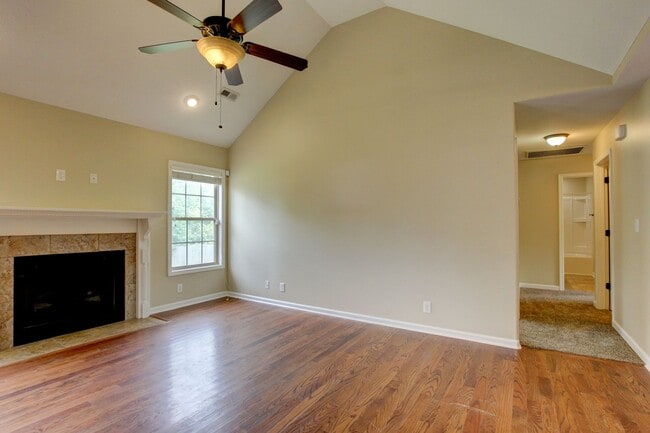 Building Photo - Sweet 3 bed 2 bath clost to post and I-24.