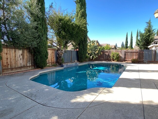 Building Photo - Large Four Bed, Three Bath Home with a Pool