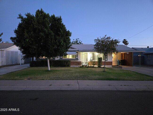 Building Photo - 3039 W Bloomfield Rd