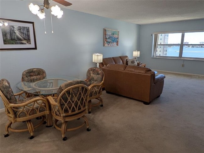 Building Photo - 4575 Cove Cir