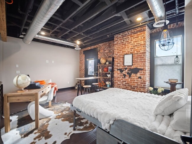 Building Photo - 401 W 1st Ave