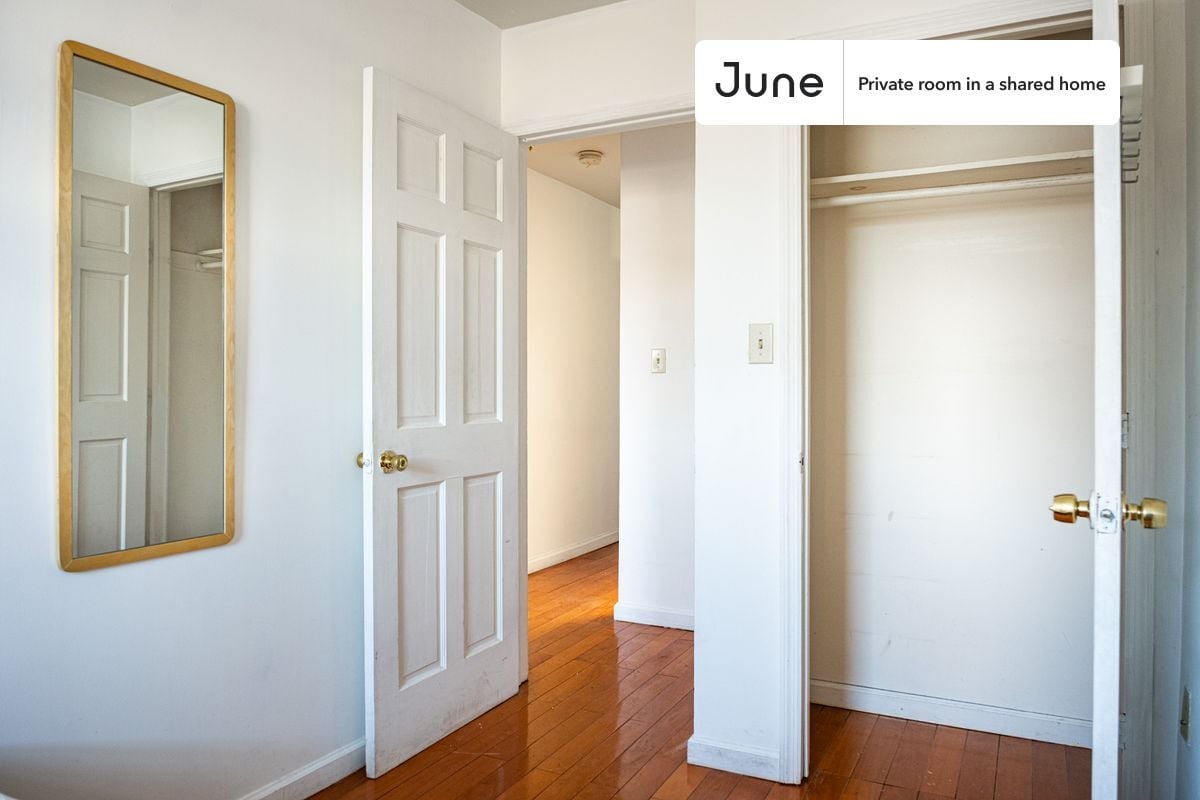 Building Photo - Private bedroom in 2 bed/2 bath Home