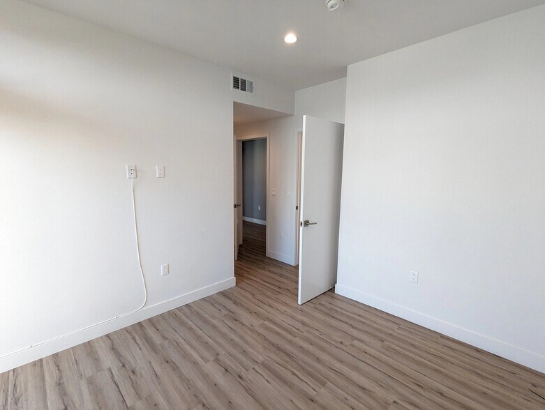 Building Photo - 338 Mariposa Ave